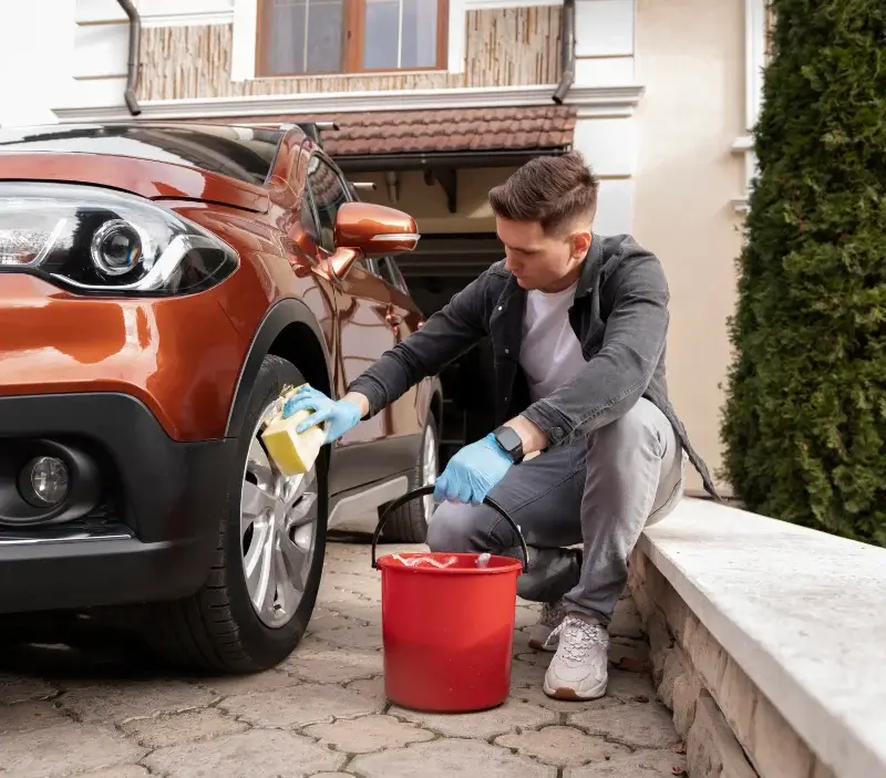 Lavage auto à domicile Ébreuil : professionnel intervenant sur un véhicule